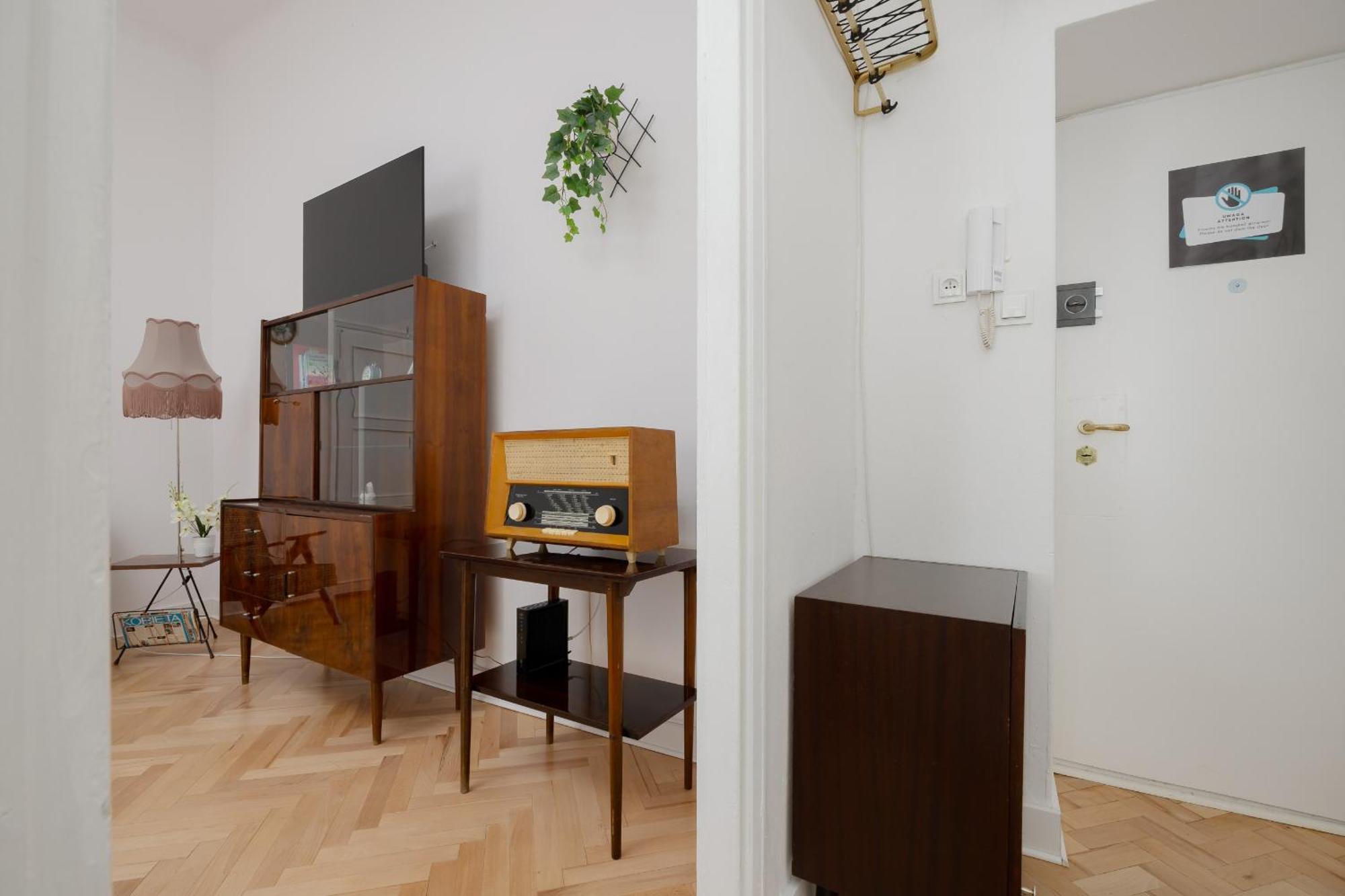 Spacious Vintage 1930's Inspired By Renters Apartament *