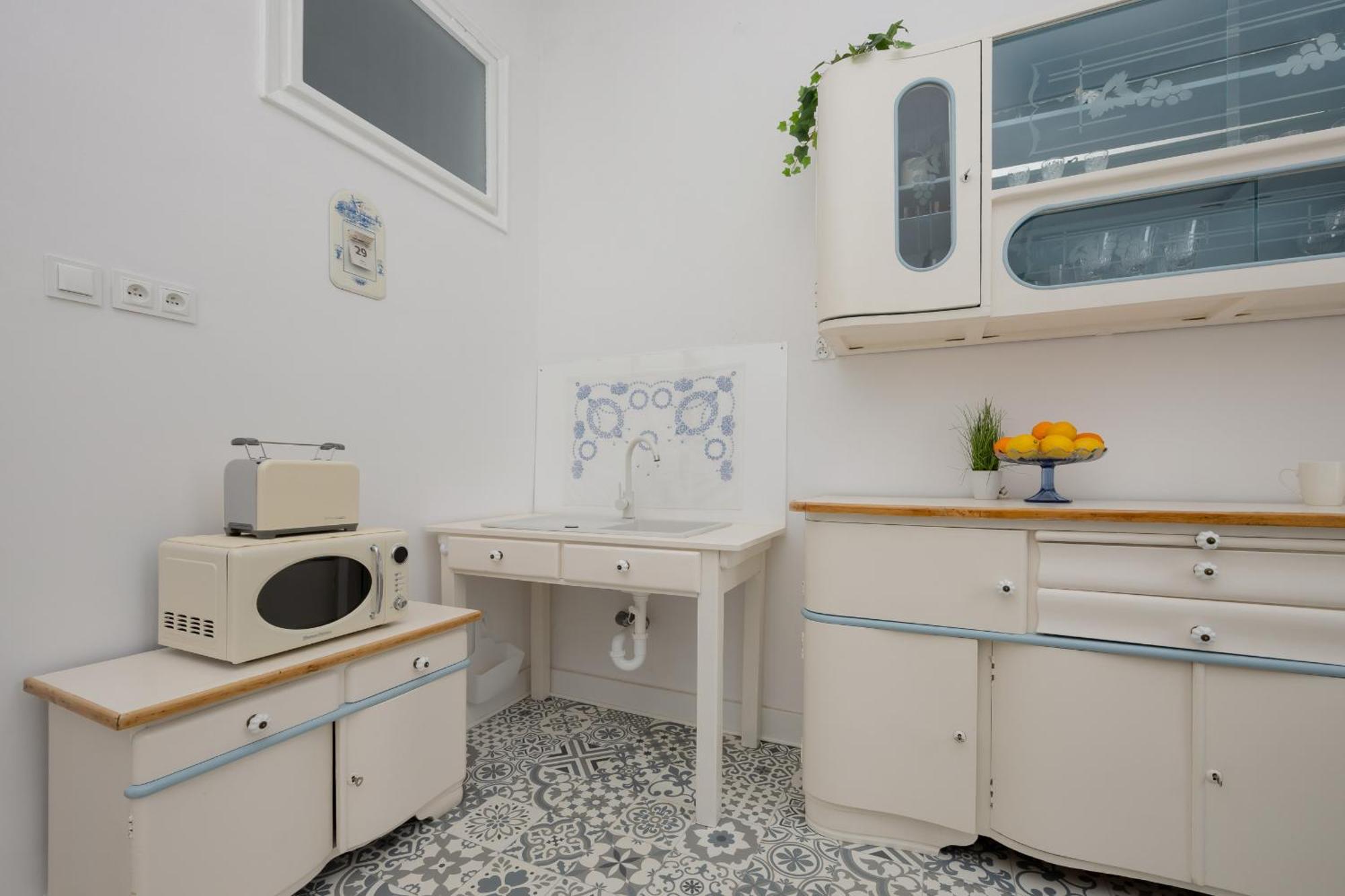 Spacious Vintage 1930's Inspired By Renters Apartament *